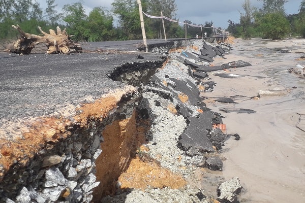 Người dân cho biết, toàn bộ khu vực này là nền cát, do đơn vị thi công đường chưa kịp làm cống thoát nước ở phía trên nên đã dẫn tới tình trạng này nước lũ xét toạt đoạn đường này.