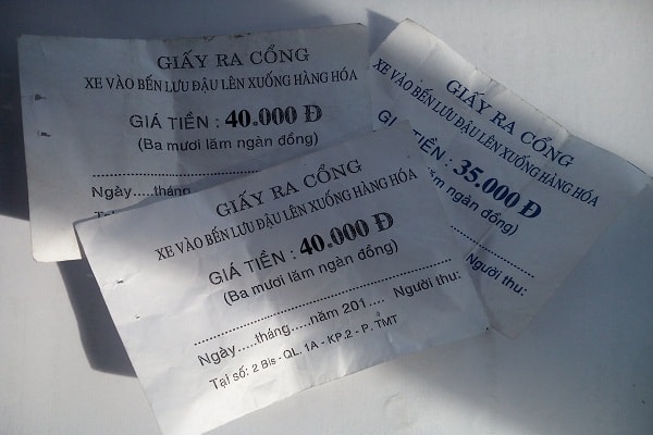 giấy lộn (tự in được gọi là vé ra vào cổng), không dấu, mộc của doanh nghiệp cũng như cơ quan chức năng mà chỉ in giá tiền trên giấy nhằm đổ đầu vào các phương tiện, kể cả xe không chở hàng miễn là ra vào cổng. 