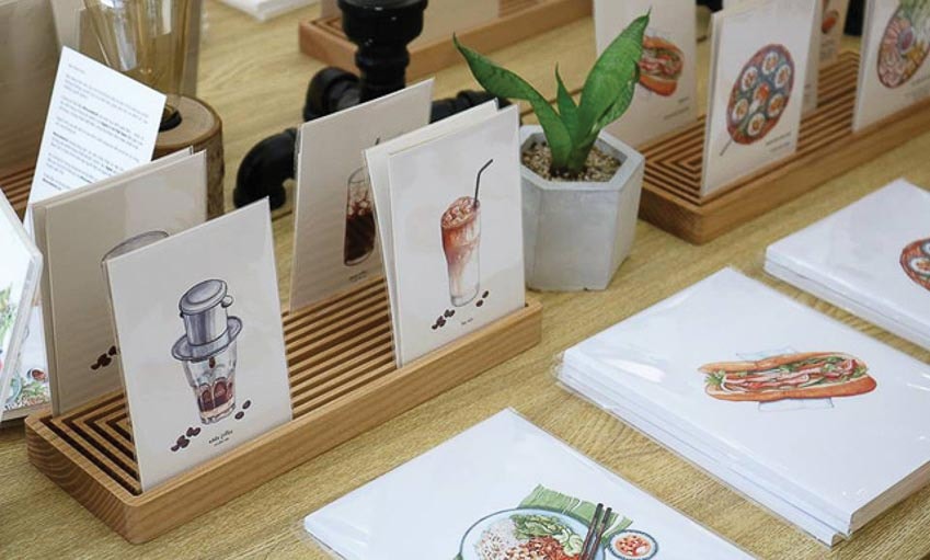 Cafe Phin sữa đá, bánh mì, bánh bèo chén Huế (thuộc bộ sưu tập “Món ngon 3 miền” của họa sĩ Lê Rin) qua sổ và postcard của Monosketch. Ảnh: Fanpage Monosketch
