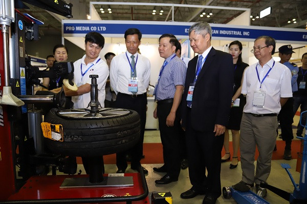 Khách tham quan gian hàng tại triển lãm Saigon Autotech & Accessories 2018. 