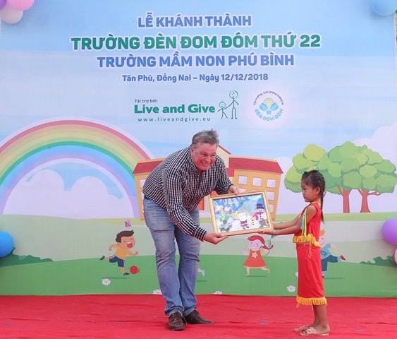 Ông Jan Peeters - Nhà sáng lập tổ chức Live & Give nhận tranh do các em học sinh trường Phú Bình vẽ tặng