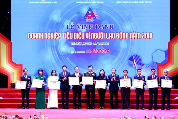 Ông Hoàng Quang Phòng – Phó Chủ tịch VCCI và ông Nguyễn Ngọc Hiển - Ủy viên Đoàn chủ tịch Tổng LĐLĐVN, Tổng Biên tập Báo Lao Động lên trao bằng khen cho các DN được nhận bằng khen của VCCI.