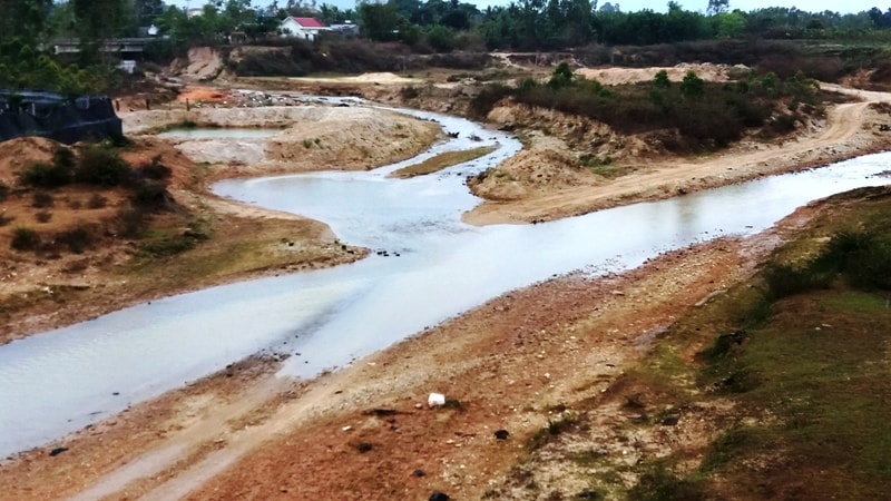 1.Sông Ayun trên cao nhìn xuống chẳng khác nào đại công trường khai thác cát