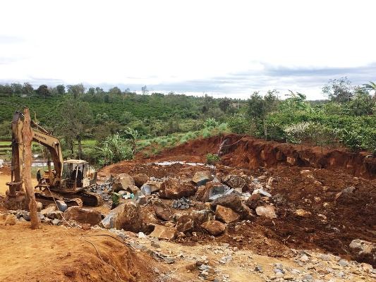 Tình trạng đá tặc, cát tặc hay đá tặc không chỉ tại huyện Chư Sê mà “bủa vây” tại nhiều sông suối, khu vực tại các huyện Ia Grai, Đăk Đoa, Mang Yang, Chư Păh băm nát, làm biến dạng sông suối