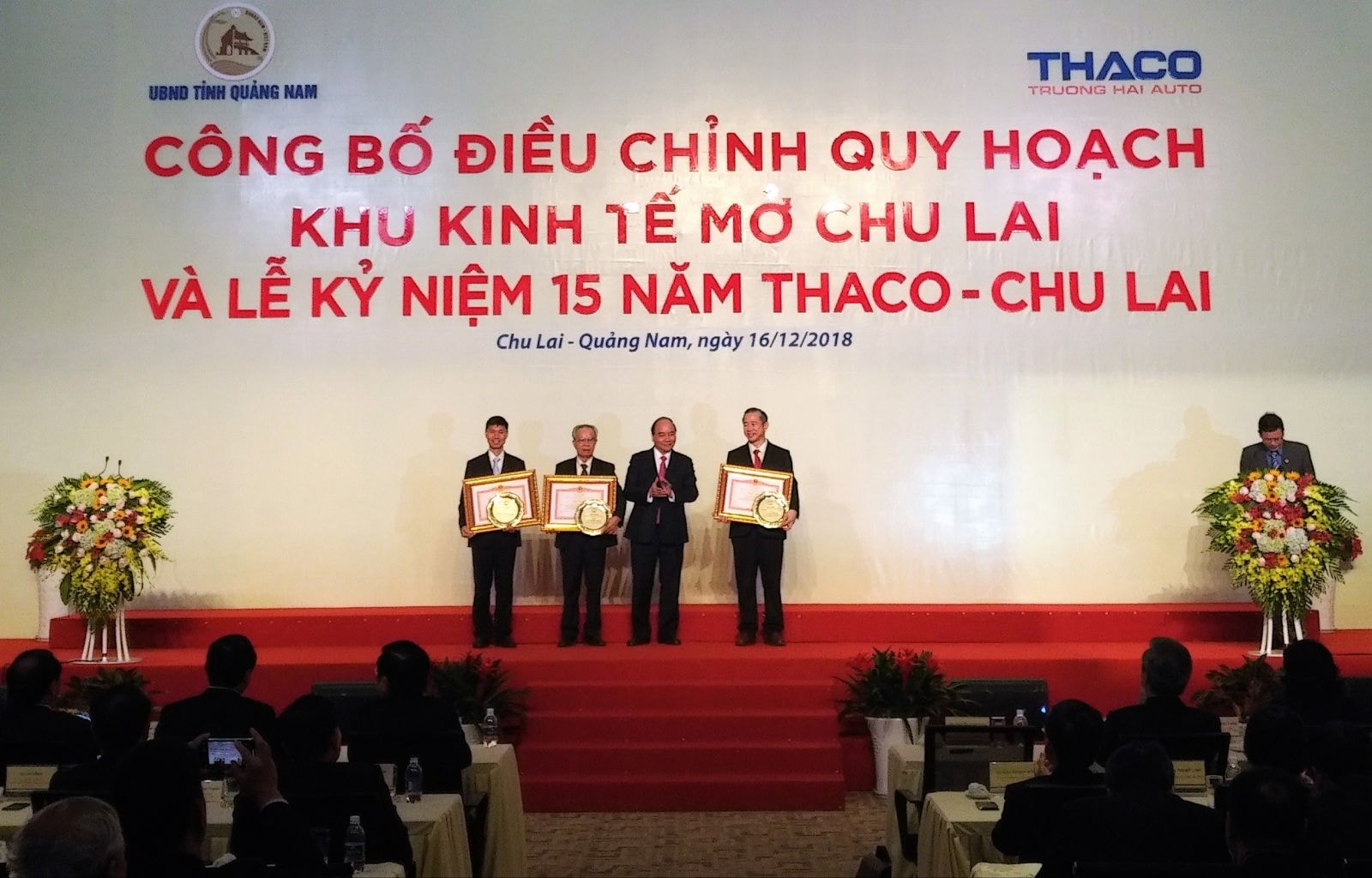 Thủ tướng trao tặng bằng kiện cho các cá nhân và tập thể tại buổi lễ