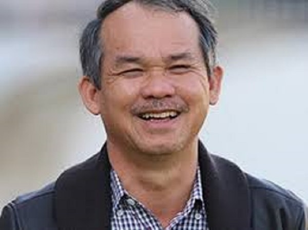 Nụ cười của bầu Đức trong chiến thắng của đội nhà, một doanh nhân với cái đầu lạnh và trái tim nóng bỏng yêu bóng đá.