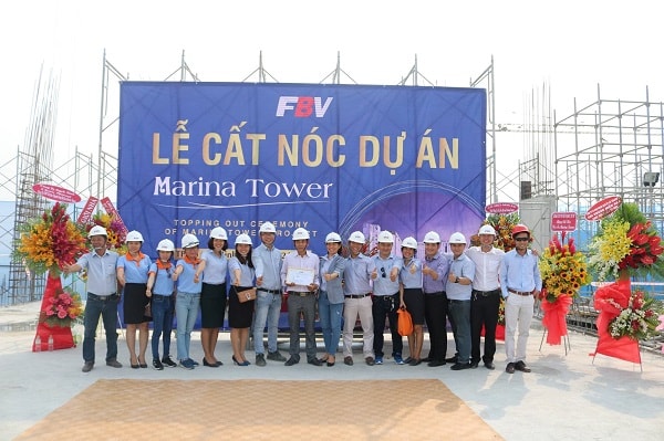 Đại diện chủ đầu tư LDG Group và nhà thầu xây dựng FBV thực hiện nghi thức cất nóc Khu căn hộ ven sông Marina Tower.