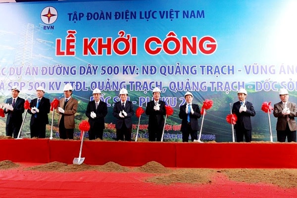 Phó Thủ tướng Trịnh Đình Dũng và các đại biểu thực hiện lễ khởi công dự án đường dây 500 kV gần 12.000 tỷ