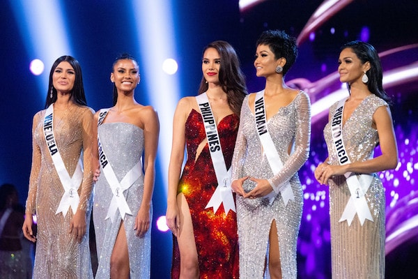 Với mái tóc tém cá tính, H'Hen Niê nổi bật giữa dàn thí sinh tóc dài. Ảnh: Miss Universe Việt Nam.