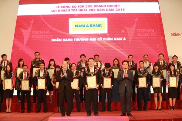 Ông Lê Xuân Minh - Giám đốc Nam A Bank Đồng Tâm (Hà Nội) nhận chứng nhận “Top 500 doanh nghiệp lợi nhuận tốt nhất năm 2018” từ Tổ chức xếp hạng Vietnam Report và Báo Vietnamnet trao tặng.