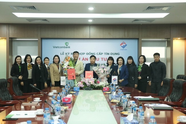 Ông Lê Ngọc Thái – Bí thư Đảng ủy, Giám đốc Vietcombank Hải Phòng (bên trái) và ông Đào Mạnh Sến – Chủ tịch HĐQT, Giám đốc CTCP Đầu tư Vidifi Duyên Hải (bên phải) đại diện hai đơn bị ký kết hợp đồng