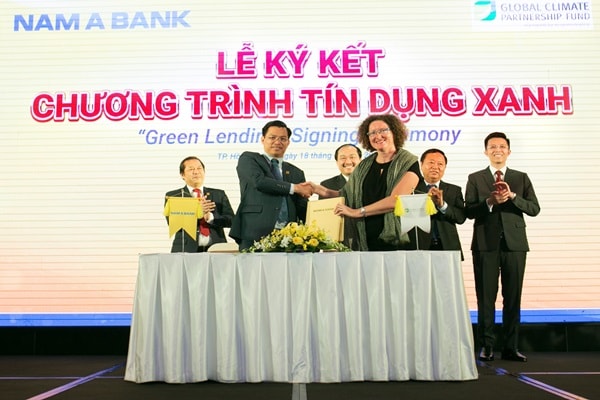 Ông Trần Ngọc Tâm – Tổng Giám đốc Nam A Bank và Bà Maud Savary Mornet – Giám đốc GCPF Khu vực Châu Á Thái Bình Dương cùng ký kết hợp tác triển khai chương trình Tín dụng xanh.