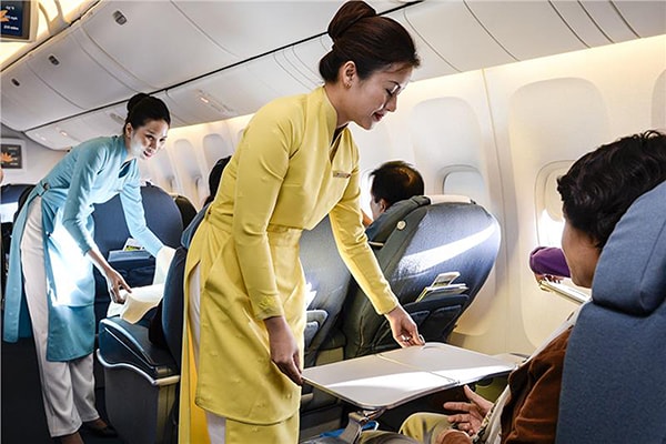 p/Chiến lược Marketing của Vietnam Airlines có tầm nhìn khi định vị mình là hãng cao cấp, với chất lượng và dịch vụ được chăm chút, đây chính là điểm lợi thế mà VNA có được để cạnh tranh trong bối cảnh ngành hàng không đang là một ngành “hot” tại Việt Nam.