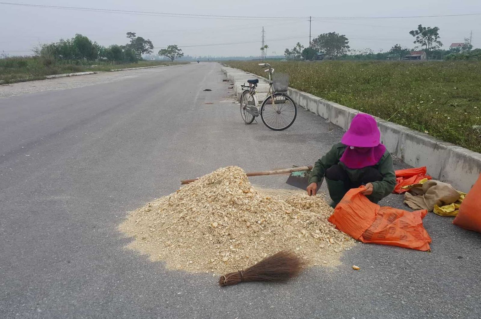 Tuyến đường có số vốn đầu tư hơn 400 tỷ đến nay trở thành nơi tập kết, phơi phóng nông sản của người dân địa phương