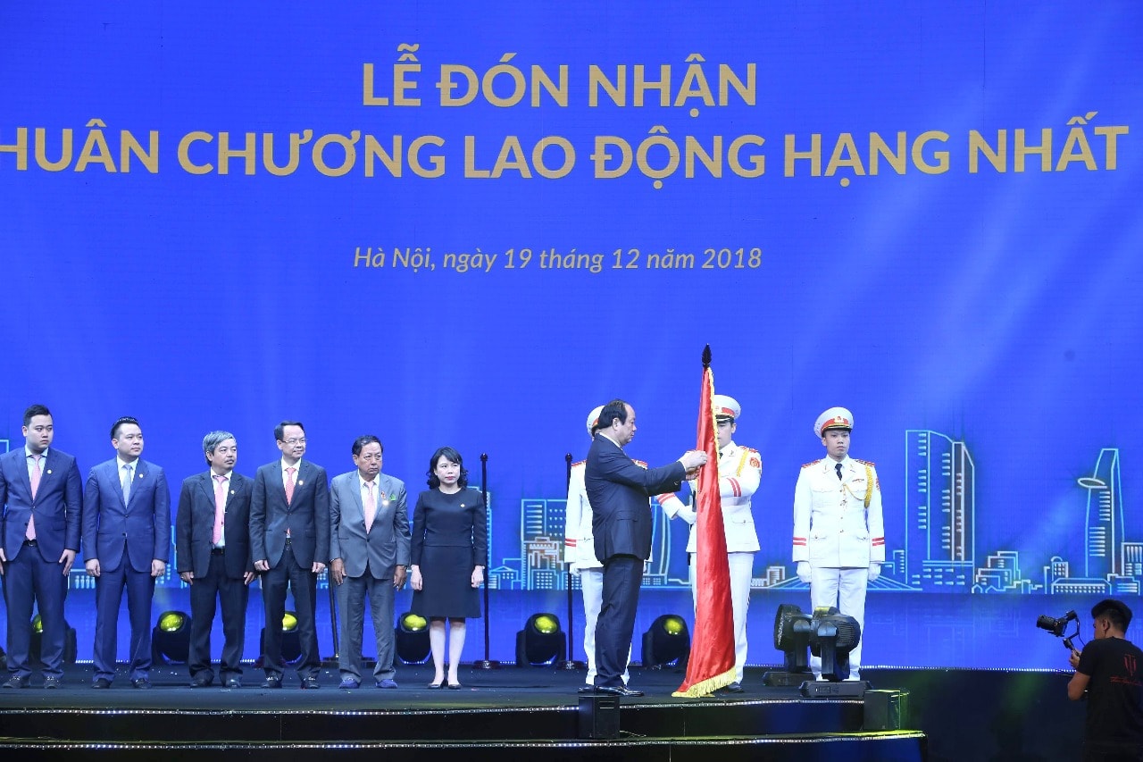 Ông Mai Tiến Dũng - Bộ trưởng, Chủ nhiệm Văn phòng chính phủ trao tặng Huân chương Lao động hạng Nhất cho Tập đoàn Tân Á Đại Thành