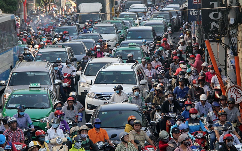 Bộ Tài chính vừa yêu cầu các đơn vị chức năng đề xuất phương án thu phí bảo vệ môi trường đối với khí thải. Nhiều ý kiến tỏ ra băn khoăn về đối tượng chịu phí, mức thu, cách thức tính phí, quản lý và sử dụng…