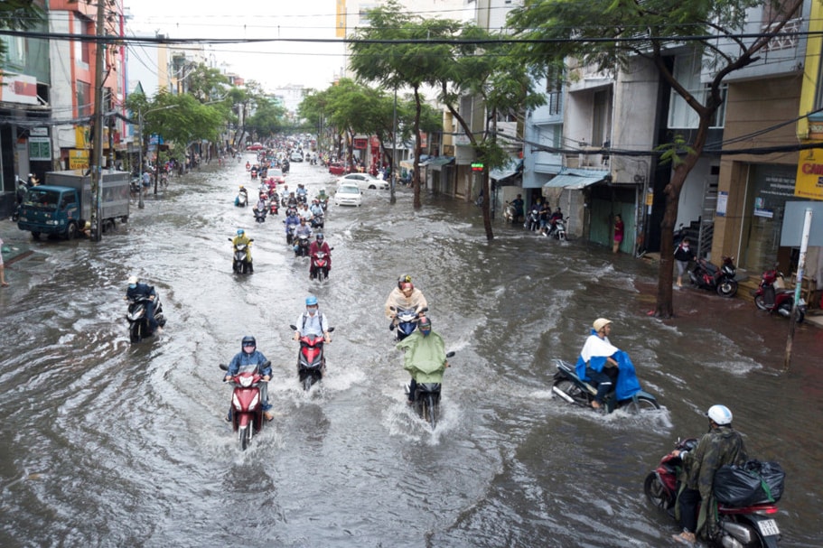 Sáng 26/11, nhiều tuyến đường tại TP.HCM bị ngập, kẹt xe do ảnh hưởng của cơn bão số 9. Ảnh: Zing.