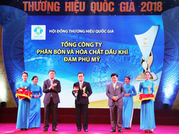 Đại diện PVFCCo nhận Chứng nhận và Biểu trưng “Thương hiệu Quốc Gia” 2018