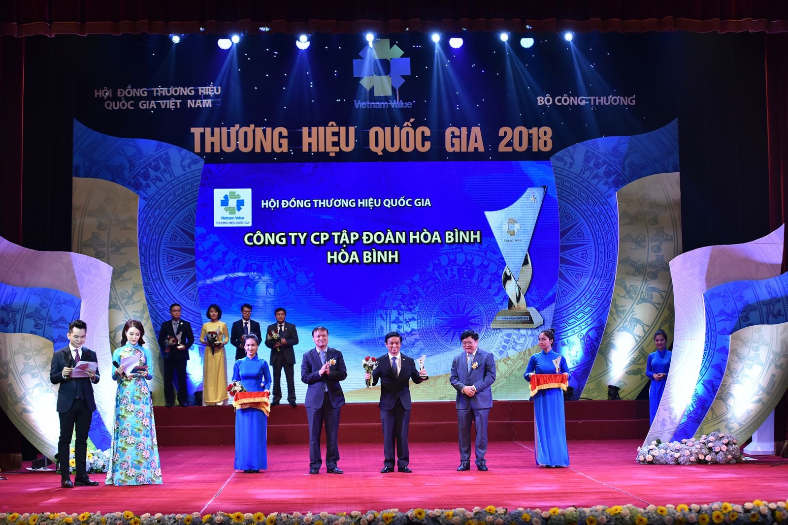 Ông Lê Viết Hải – Chủ tịch HĐQT/TGĐ Tập đoàn Xây dựng Hòa Bình nhận biểu trưng Thương hiệu Quốc gia năm 2018