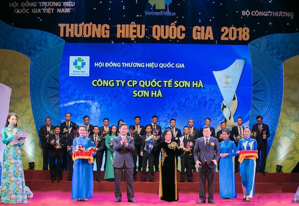 Đại diện Tập đoàn Sơn Hà nhận giải thưởng