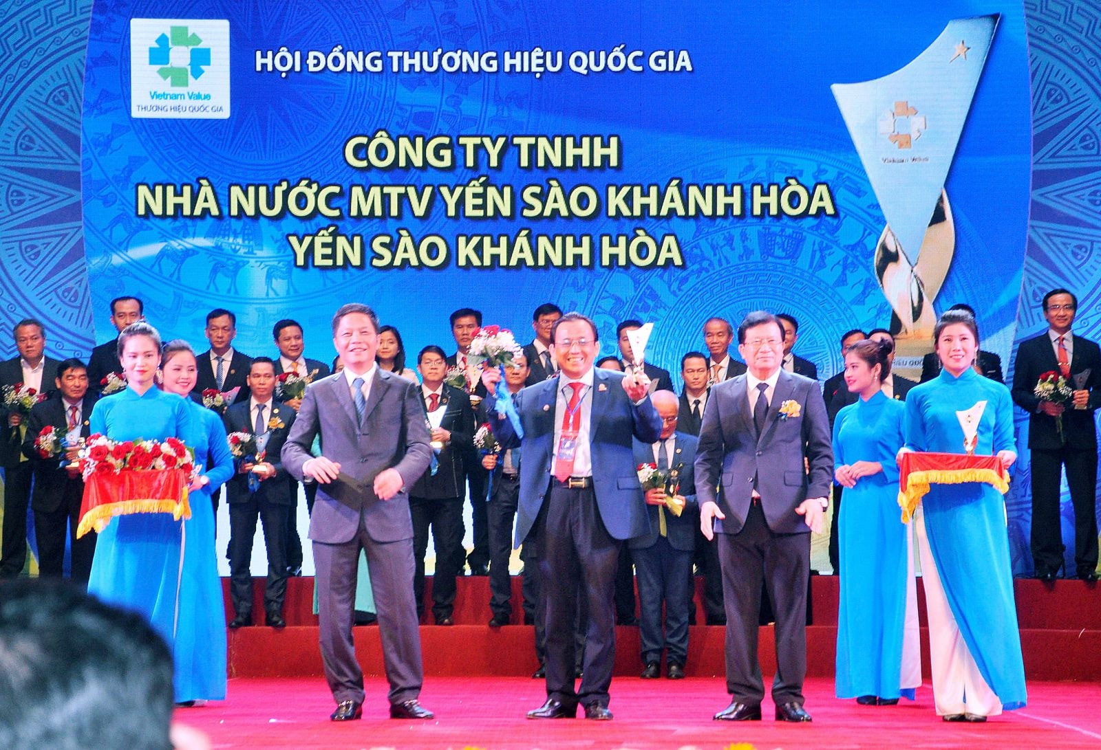 Ông Lê Hữu Hoàng - Đại diện Công ty Yến sào Khánh Hòa vinh dự nhận giải