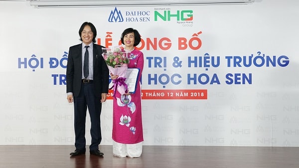 Ông Hoàng Quốc Việt - Chủ tịch Tập đoàn Nguyễn Hoàng trao hoa chúc mừng Tân Hiệu trưởng Đại học Hoa Sen