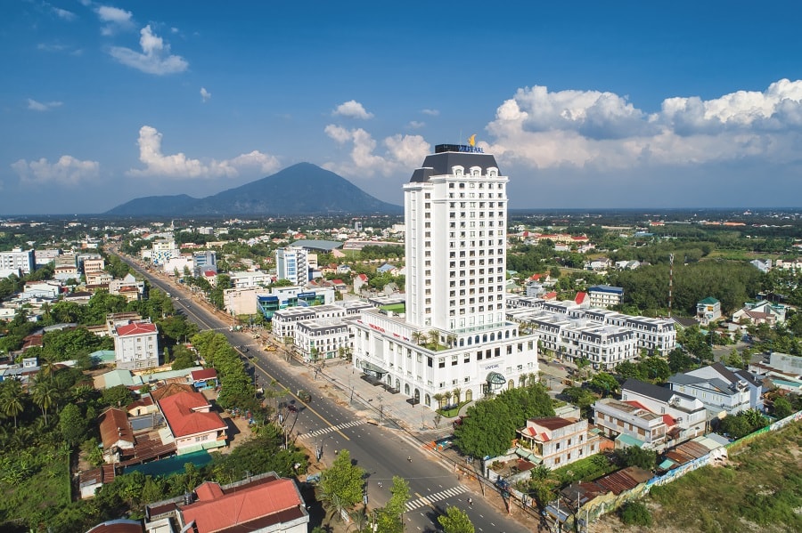 Từ trên từng phòng nghỉ của khách sạn, du khách đều có thể phóng tầm mắt bao quát trọn vẹn khung cảnh của thành phố biên giới Tây Ninh. Tầm nhìn trên cao đắt giá đưa du khách đến với một cảm quan trải nghiệm hoàn toàn mới lạ.