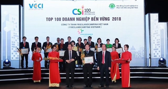 Đại diện Sữa Cô Gái hà Lan (giữa) nhận giải thưởng tại Lễ Công Bố Doanh nghiệp Bền vững 2018 của VCCI