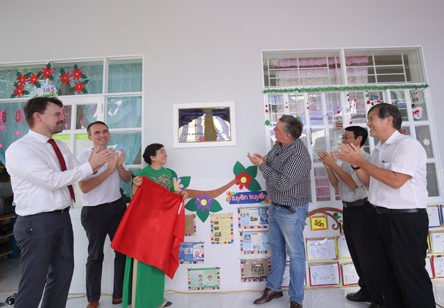Chương trình Đèn Đom Đóm của Sữa Cô Gái Hà Lan vừa khánh thành trường Đèn Đom Đóm thứ 22