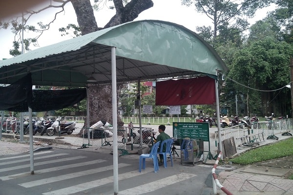 Bãi giữ xe nằm trong đường nội bộ công viên Gia Đinh
