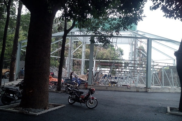 Dự án xây dựng nhà biểu diễn xiếc của Nhà hát nghệ thuật Phương Nam đang được công nhân khẩn trương xây dựng kiên cố tại khuôn viên công viên Gia ĐInh