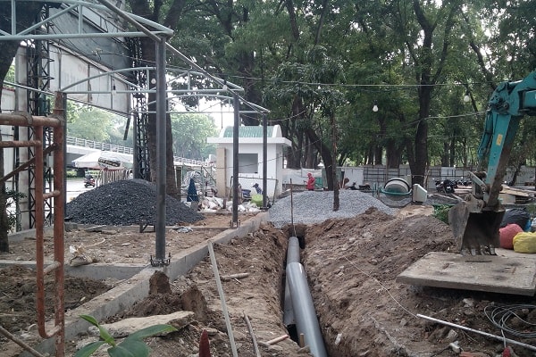 công viên này lại đang tồn tại và xuất hiện ngày càng nhiều loại hình kinh doanh khá sầm uất như: bãi đậu xe, cà phê, dịch vụ ăn uống… Và đặc biệt là những điểm kinh doanh này được xây dựng một cách kiên cố 