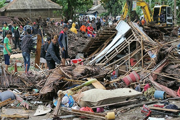 Trận sóng thần tại Sunda đã khiến hơn 200 người thiệt mạng, gần 1000 người bị thương, số lượng vẫn còn tăng lên do nhiều vùng chưa có báo cáo.