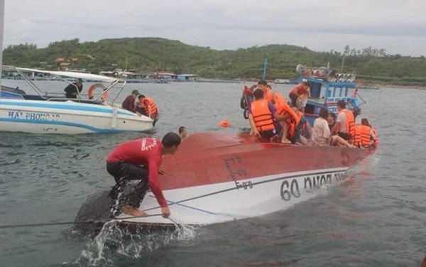 Hiện trường tàu du lịch bị lật trên vịnh Nha Trang. Ảnh: THỦY NGUYỄN