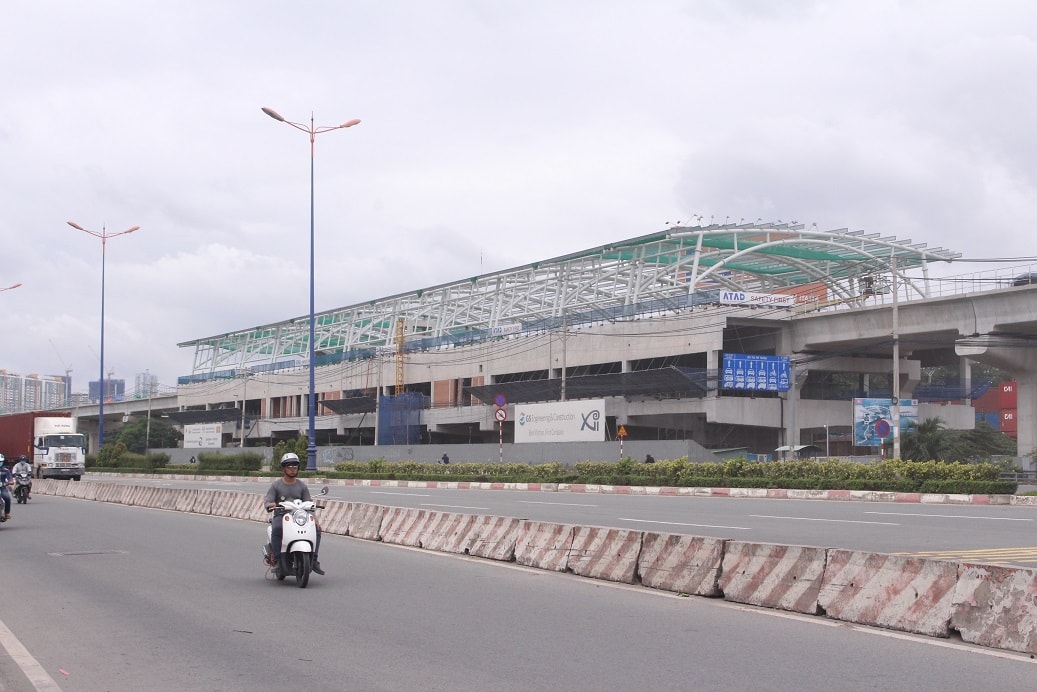 Một công trình nhà ga trên tuyến metro số 1 còn dang dở