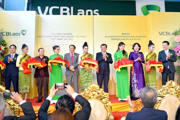 Các đại biểu cắt băng khai trương ngân hàng Vietcombank Lào. (Ảnh: T.H/Vietnam+)