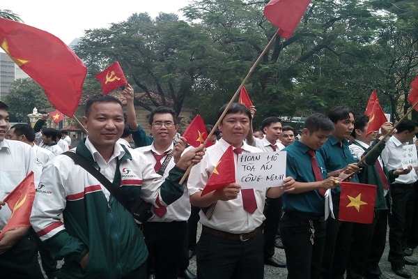 Sau khi HĐXX tuyên án, hàng trăm lái xe của Vinasun cầm cờ tổ quốc, biểu ngữ và hát bài hát kỷ niệm 50 năm ngành tòa án.