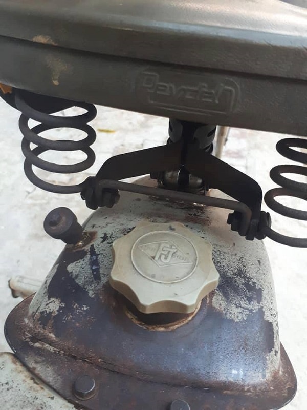 Bình xăng được thiết kế ngay sau yên xe.