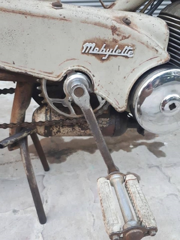 Tốc độ tối đa của dòng xe này lên tới 48km/h. Bàn đạp cũng là cần khởi động của xe.