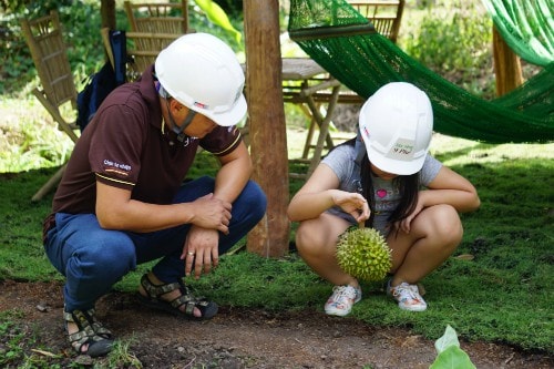 Anh Trung đón một khách nhí đến thăm 