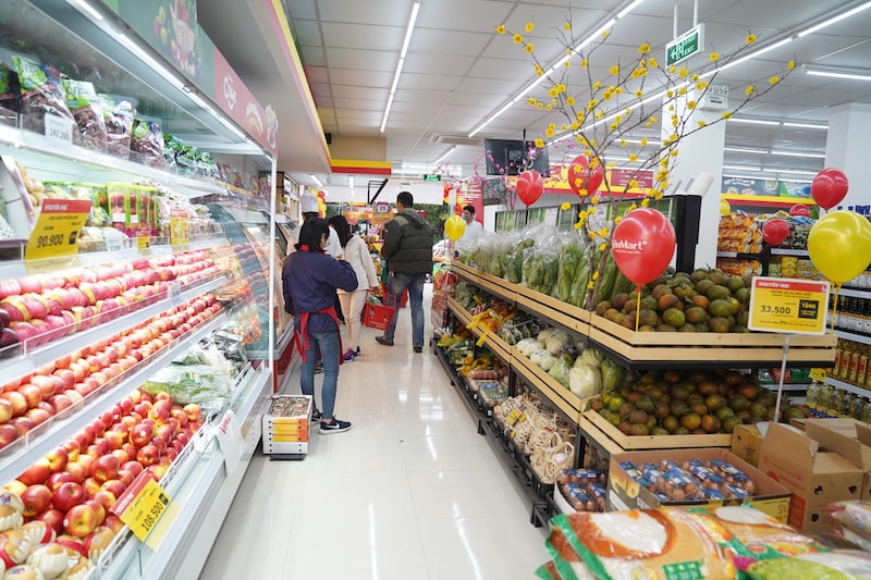 Đến mua sắm tại VinMart+, người tiêu dùng được tiếp cận với hàng ngàn sản phẩm đảm bảo về nguồn gốc xuất xứ, chất lượng được kiểm soát nghiêm ngặt bởi hơn 33 phòng /trạm kiểm nghiệm vệ sinh an toàn thực phẩm tiêu chuẩn quốc tế.