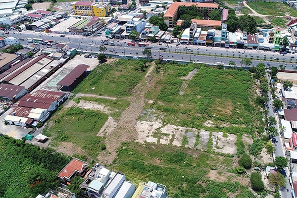 p/Khu đất có diện tích hơn 14.000m2 tại 538 Kinh Dương Vương được giao cho Công ty phân bón Miền Nam (thuộc Bộ Công nghiệp) quản lý nhưng bỏ hoang nhiều năm. Ảnh: LÊ QUÂN