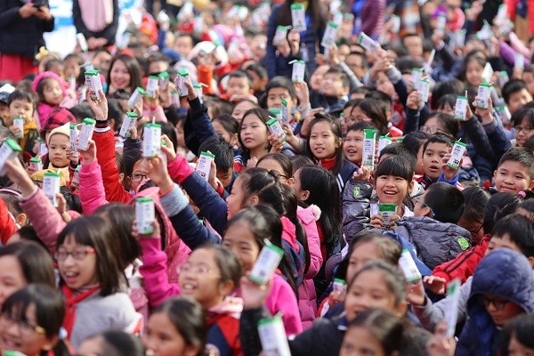 Các em hào hứng uống sữa.