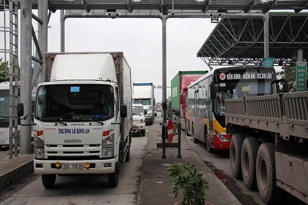 tình trạng ú tắc trở nên nghiêm trọng, giao thông hỗn loạn, ách tắc kéo dài khoảng 1 km ở 2 bên đầu trạm