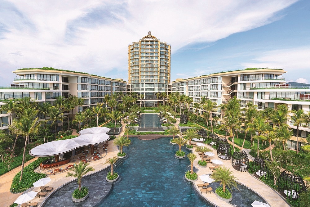 Khu nghỉ dưỡng InterContinental Phu Quoc Long Beach Resort nằm tại Phu Quoc Marina có 459 phòng tiêu chuẩn, phòng suite và các biệt thự cao cấp cùng tiện ích giải trí 5 sao là sự kết hợp hoàn hảo giữa nét  sang trọng tinh tế của kiến trúc, vẻ đẹp tuyệt mỹ của tầm nhìn hướng biển.