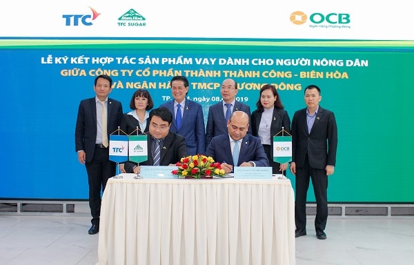 Ông Sanjay Chakrabarty – Phó Tổng Giám đốc khối Bán lẻ OCBp/và Ông Nguyễn Thanh Ngữ - Tổng Giám đốc Công ty Cổ phần TTC - Biên Hòa thực hiện ký kết hợp tác sản phẩm vay dành cho người nông dân ngành mía đường