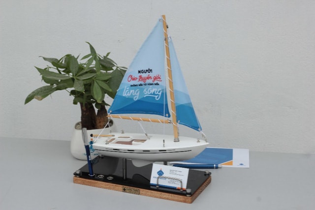 Một trong những mẫu cánh buồm Lucky được yêu thích, để bàn có thể tích hợp đẻ dụng cụ VPP như bút, name card…