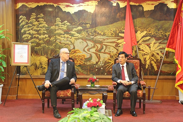 Phó Chủ tịch VCCI Hoàng Quang Phòng đón tiếp ông 
