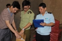 Hải quan bắt giữ 6 xe hàng lậu điện thoại di động, phụ tùng ô tô...