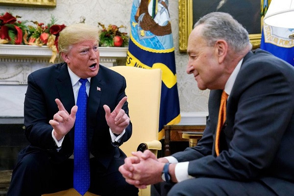 Tá»ng thá»ng Hoa Ká»³ Donald Trump nÃ³i chuyá»n vá»i LÃ£nh Äáº¡o thiá»u sá» ThÆ°á»£ng viá»n Chuck Schumer (D-NY) trong cuá»c há»p vá»i lÃ£nh Äáº¡o DÃ¢n chá»§ Háº¡ viá»n vÃ  ThÆ°á»£ng viá»n 